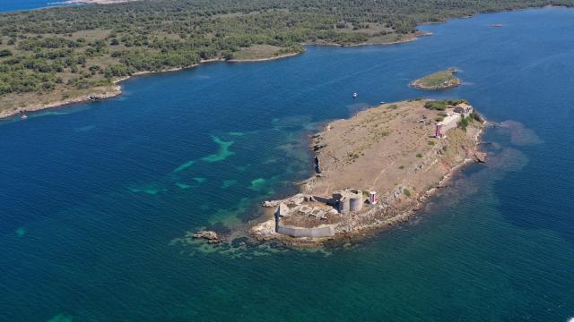 Illa Sargantana (Lizard Island), on the east side of Fornells Bay