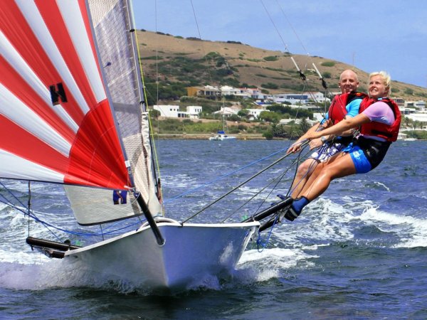 RS 800 sailing