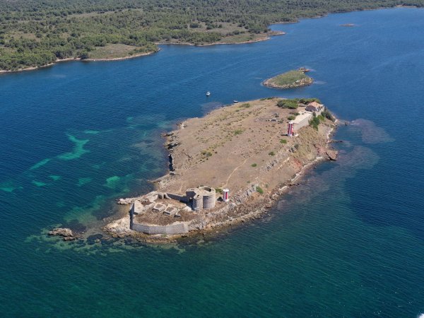 Illa Sargantana (Lizard Island), on the east side of Fornells Bay