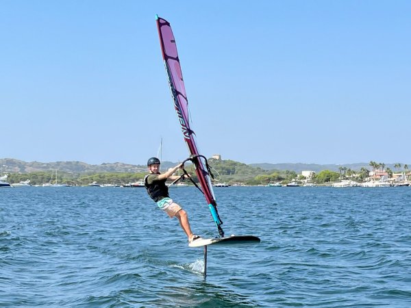 Teenager windfoiling